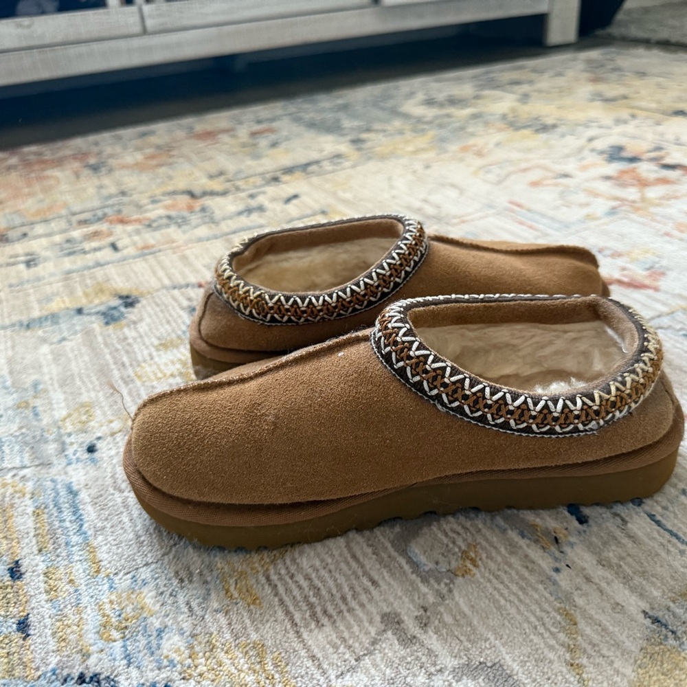 UGG Tasman Slippers Size 7
Rarely ever used them, have been sitting in closet.